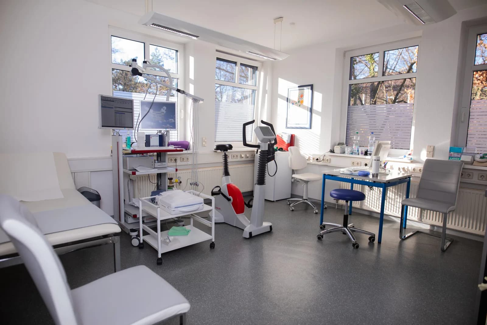 Raum für das Belastungs-EKG mit Ergometer und Untersuchungsliege