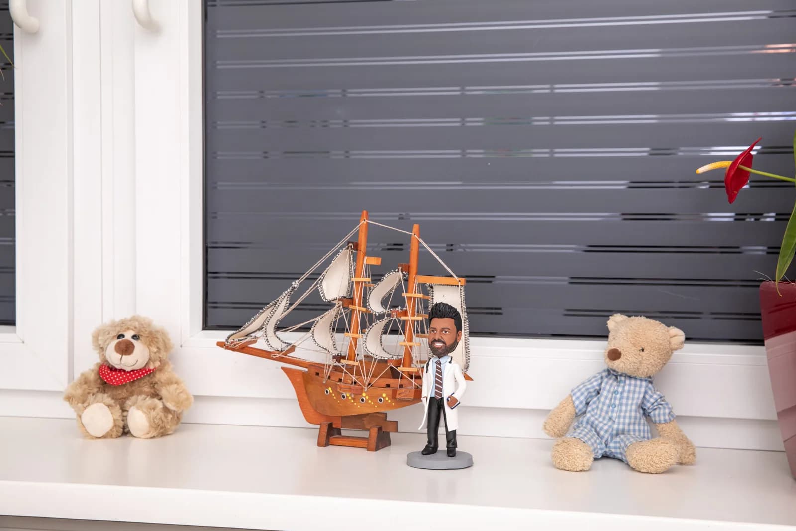 Fensterbank im Behandlungszimmer, dekoriert mit Teddybären und einem Modellsegelschiff
