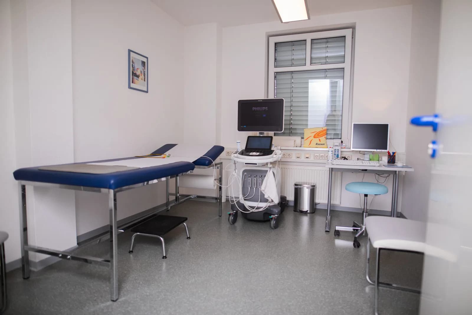 Untersuchungsraum mit Liege und Ultraschallgerät